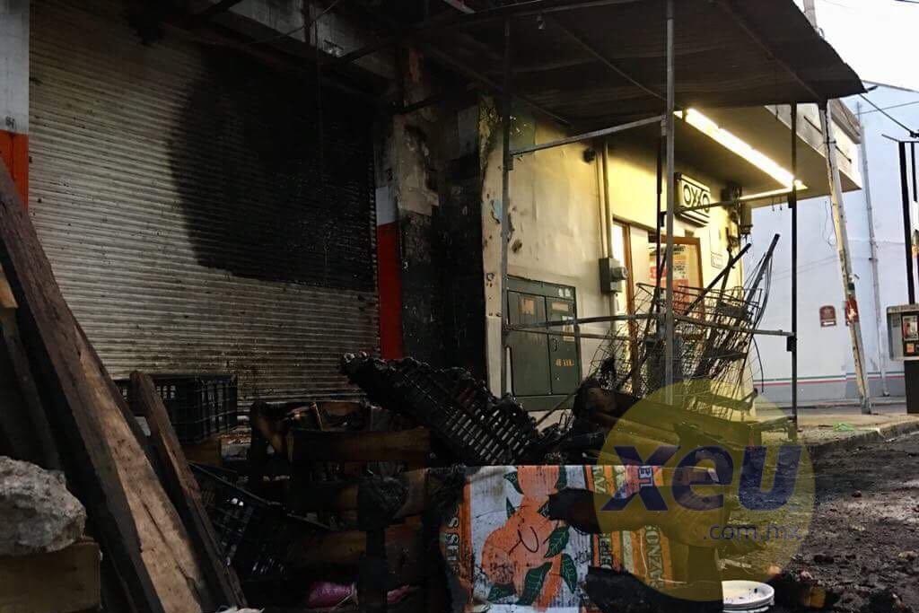 Imagen Incendio en puesto informal de Veracruz si hubiera sido de día pudo haber sido más grave: PC 
