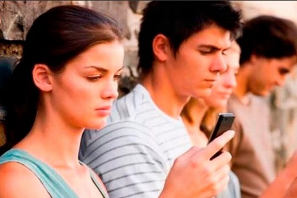 Imagen El uso excesivo del celular puede afectar el cuello y las manos: Fisioterapeuta
