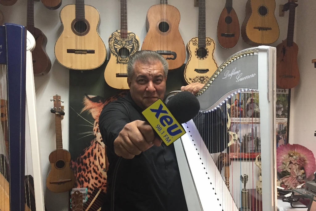 Imagen Con su arpa, Delfino Guerrero lleva la música jarocha a todo el mundo (+video)