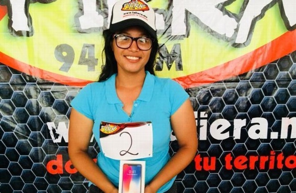 Imagen Felicidades a la ganadora del iPhone X de La Fiera 94.1 FM (+video)