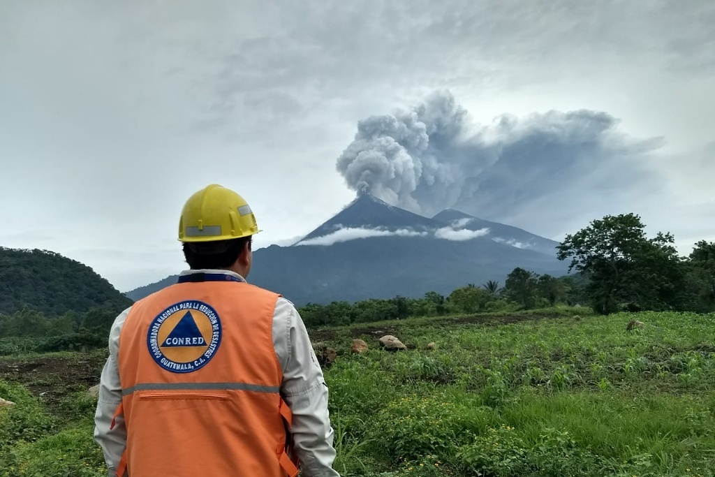 Imagen Desalojan a socorristas por nuevo flujo en Volcán de Fuego de Guatemala