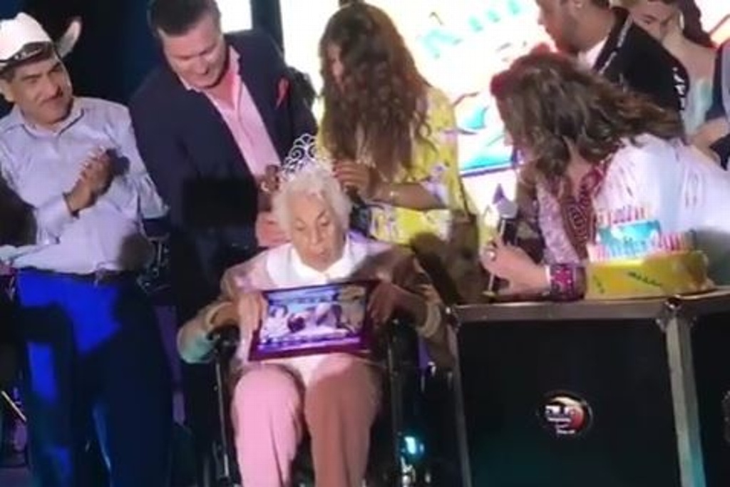 Imagen Coronan a la abuelita de Thalía como 