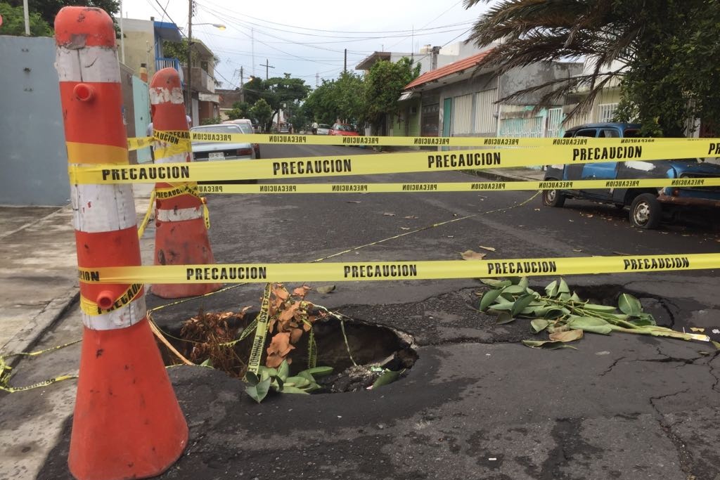 Imagen ¡Tome precauciones! Cierran calle por formación de hundimiento en Veracruz