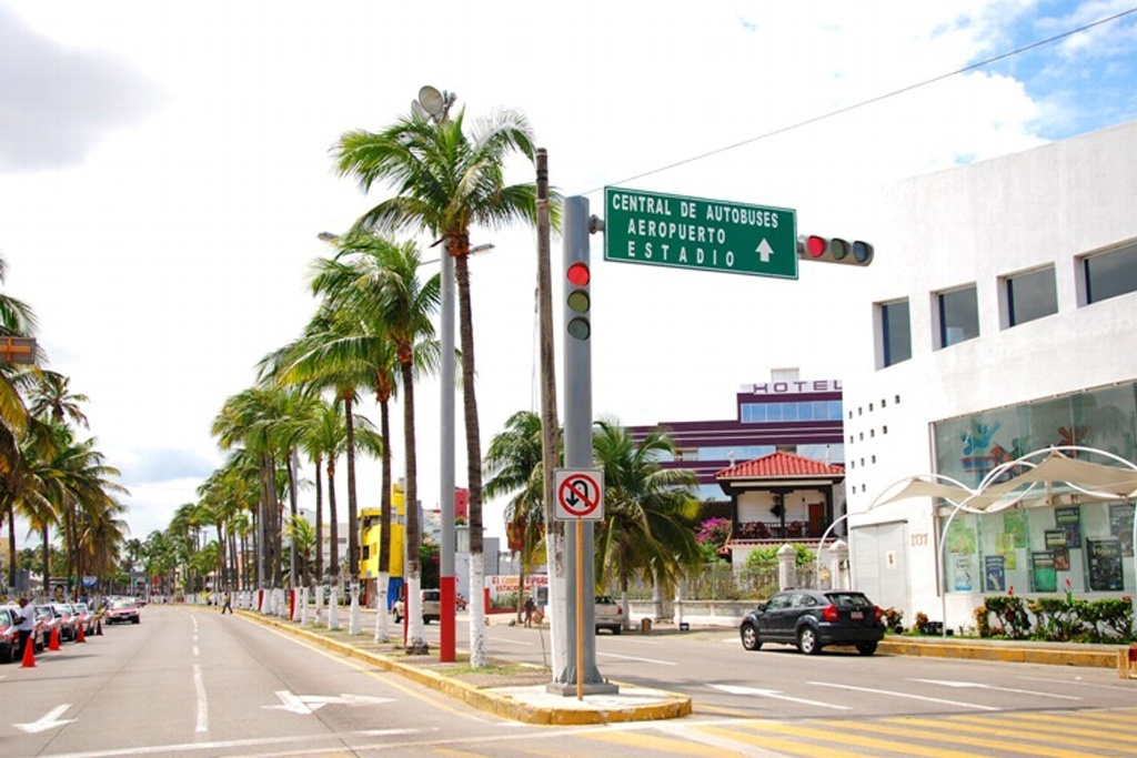Imagen Precaución, cierre vial en bulevar Manuel Ávila Camacho en Veracruz 