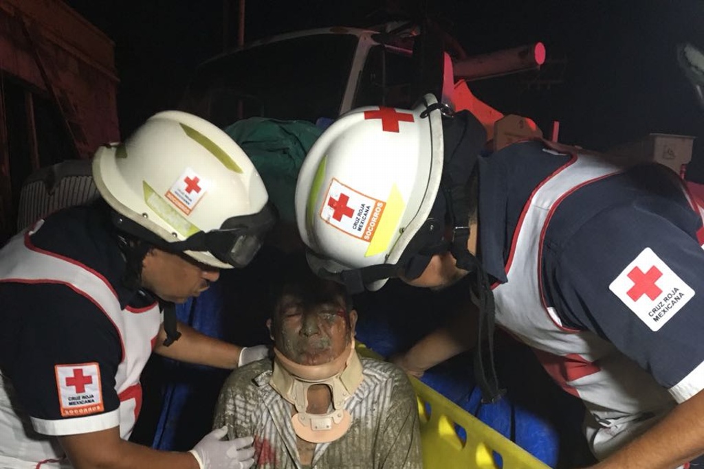 Imagen Se derrumba construcción en colonia de Veracruz, hay 5 lesionados con fracturas graves