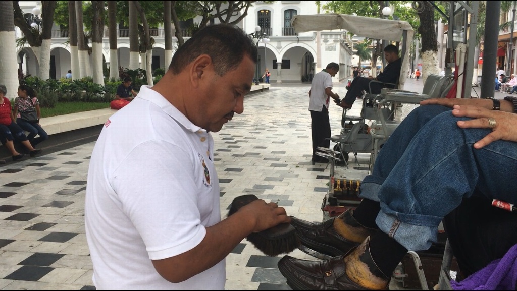 Imagen En el Día del Padre, conoce a Ernesto Castañeda, un betunero del zócalo de Veracruz (+Video)