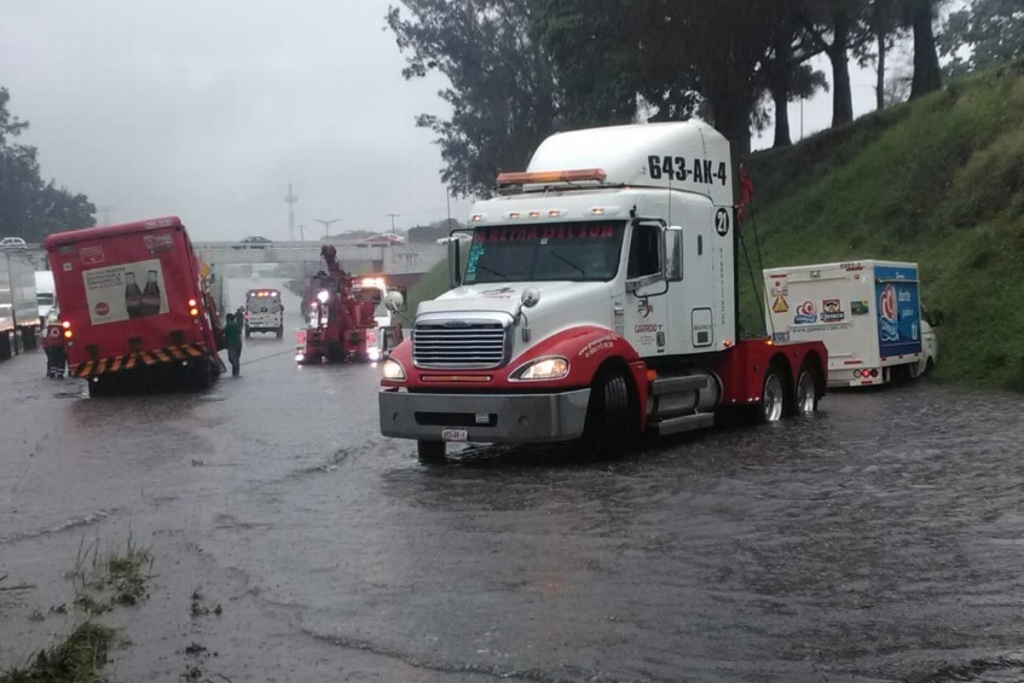 Imagen Unidades varadas por inundación en autopista Puebla - Córdoba