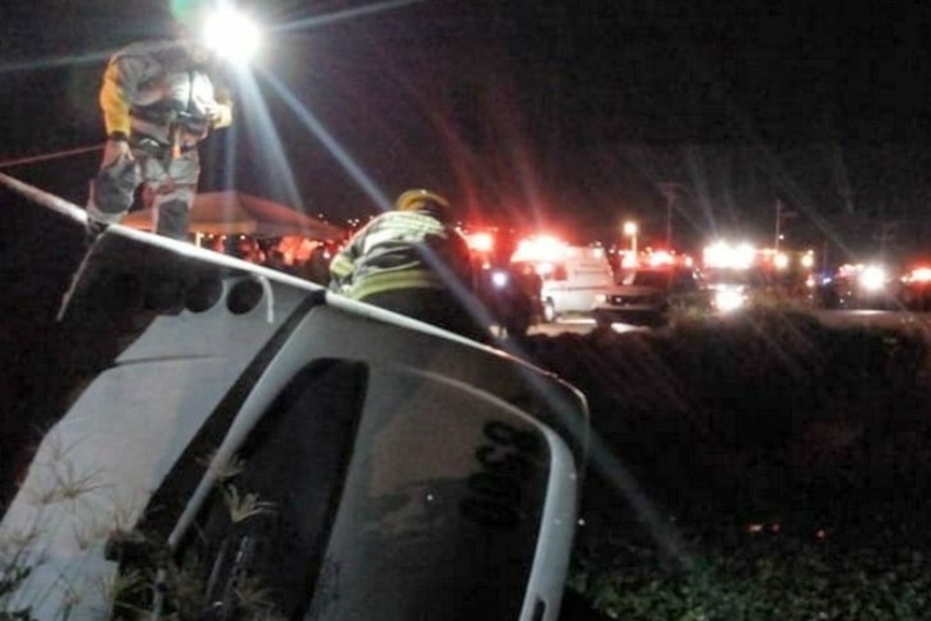 Imagen Suman siete muertos y 28 heridos por volcadura de autobús en Jalisco
