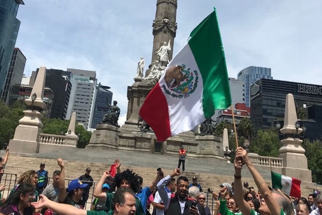 Imagen Celebran en el Ángel de la Independencia el triunfo de México sobre Alemania