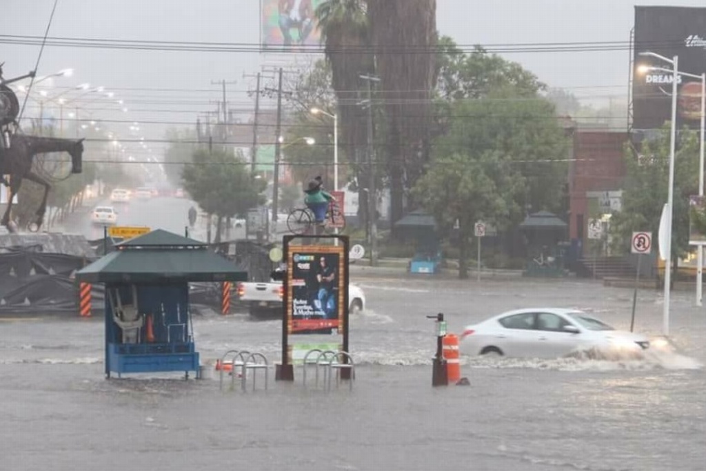 Imagen Inundación tras lluvias en Aguascalientes arrastra autos