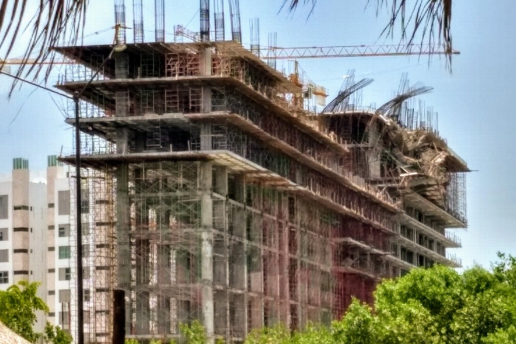Imagen Derrumbe en construcción de hotel deja seis lesionados