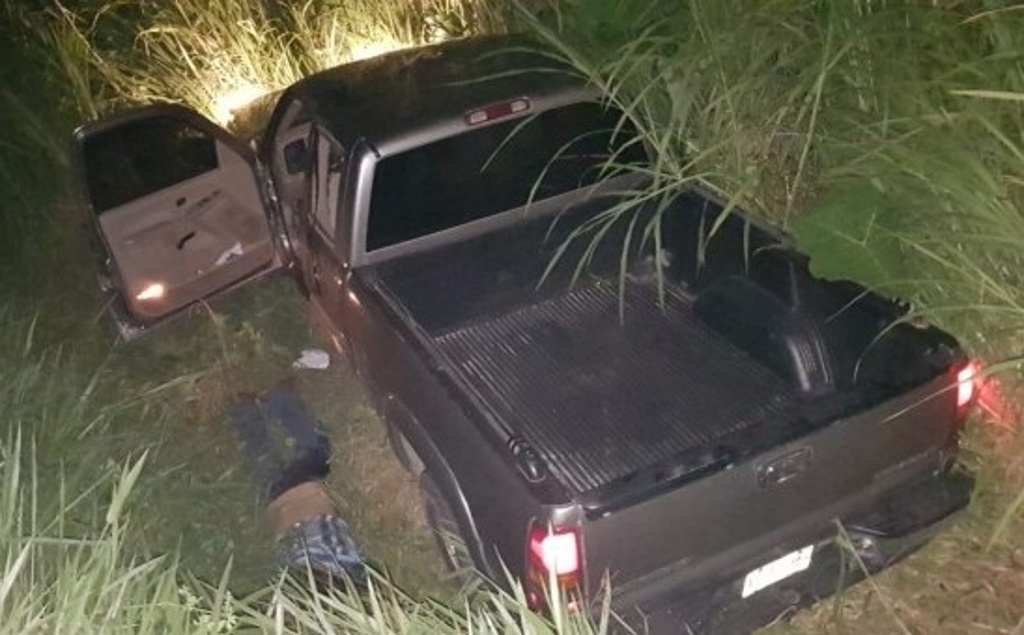 Imagen Hallan camioneta en fondo de barranco con dos cadáveres en el sur de Veracruz 