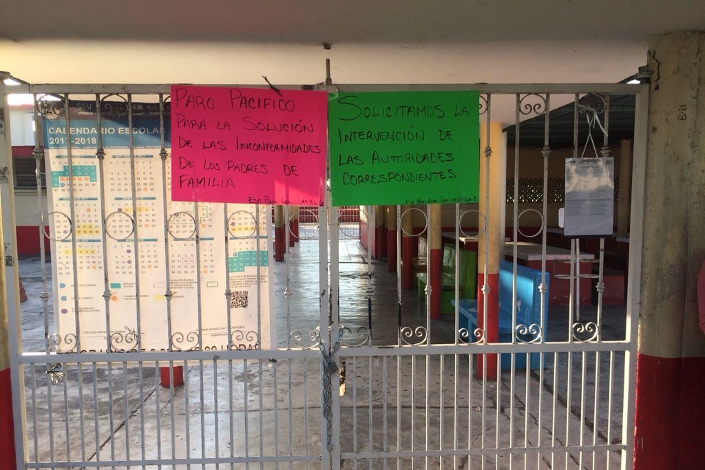 Imagen Padres de familia toman escuela en Cardel, piden uso de aire acondicionado en salones 
