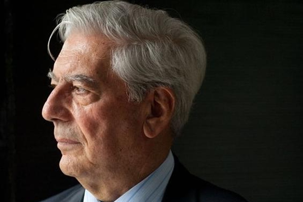 Imagen Cae Vargas Llosa; lo hospitalizan con traumatismo craneoencefálico