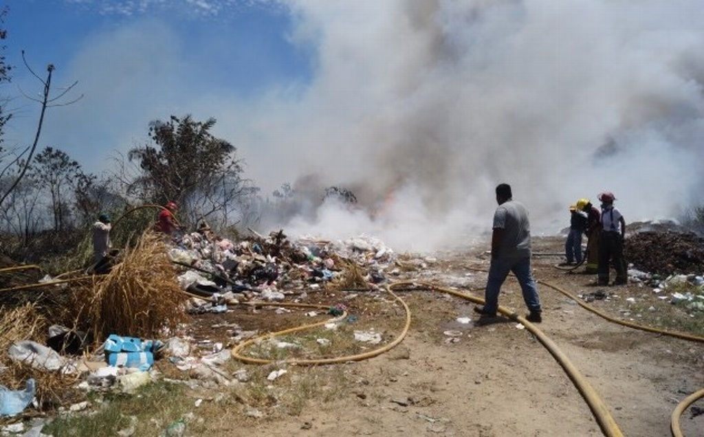 Imagen Cierran carretera Minatitlán-Coatzacoalcos por fuerte incendio en Las Matas