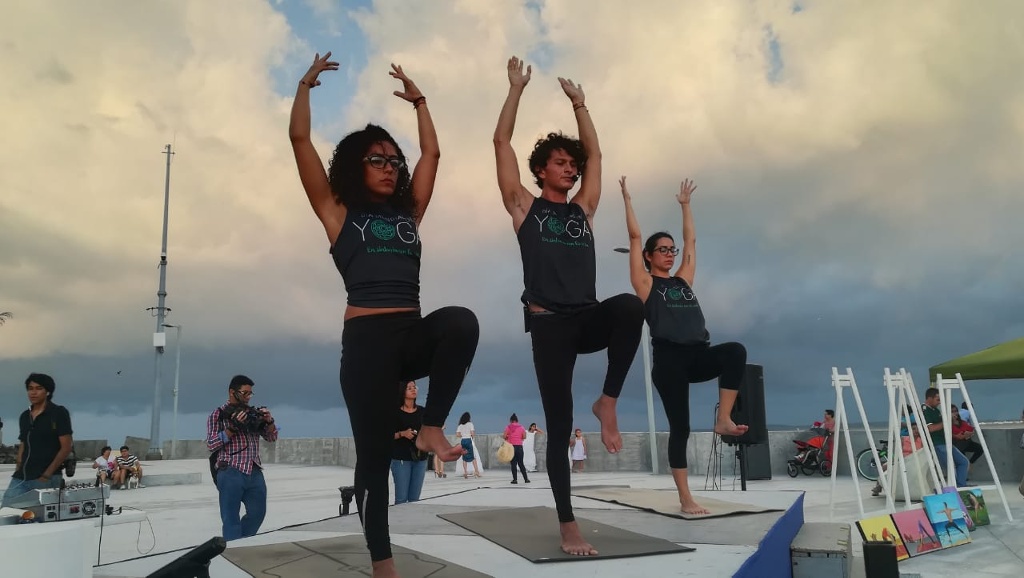 Imagen Realizan práctica masiva de yoga en Boca del Río