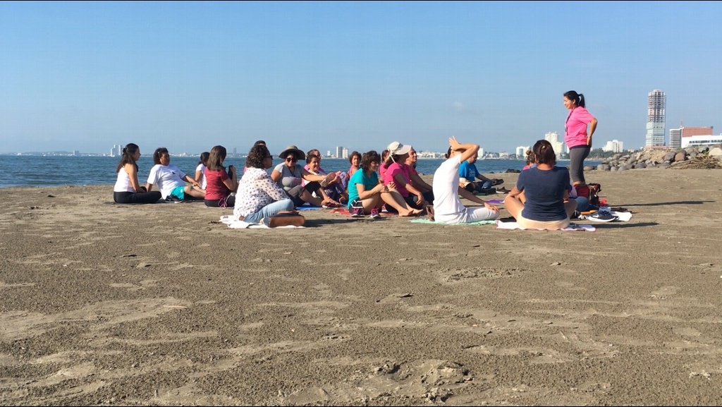 Imagen ¿Quieres meditar? cada viernes hay clases sin costo en la playa de Boca del Río (+Video)