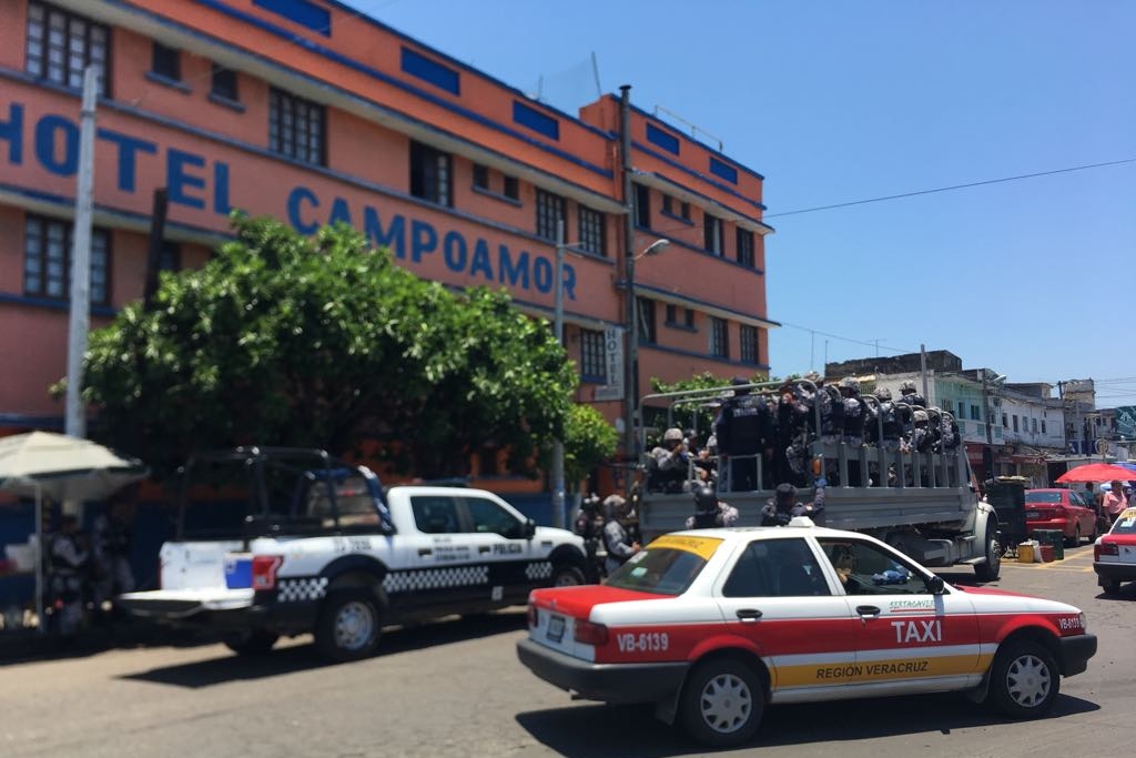 Imagen Detiene a dos personas en operativo en zona de mercados de Veracruz