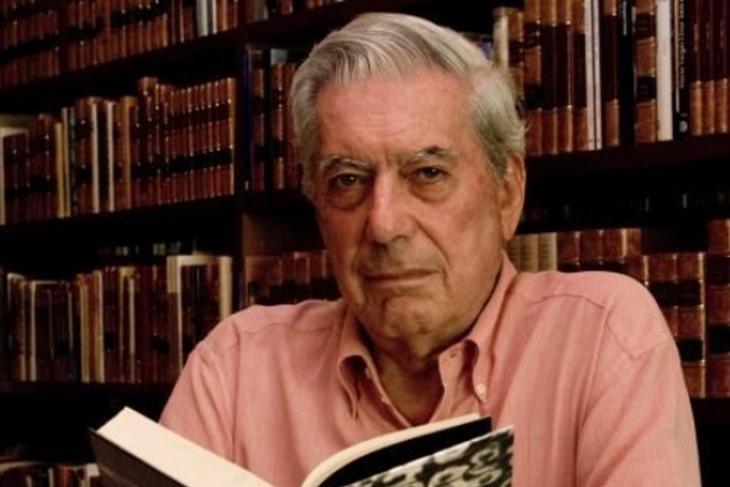 Imagen Mario Vargas Llosa sale del hospital tras aparatosa caída