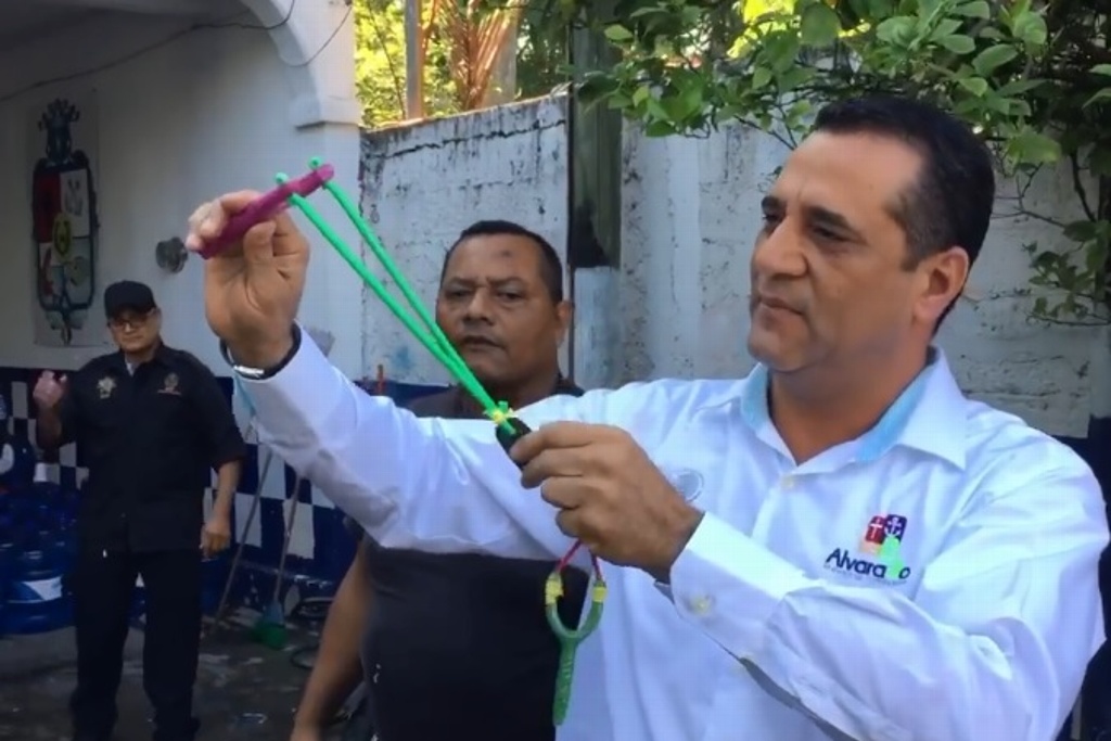 Imagen Tras ser desarmados por SSP, alcalde de Alvarado entrega resorteras a policías (+video)