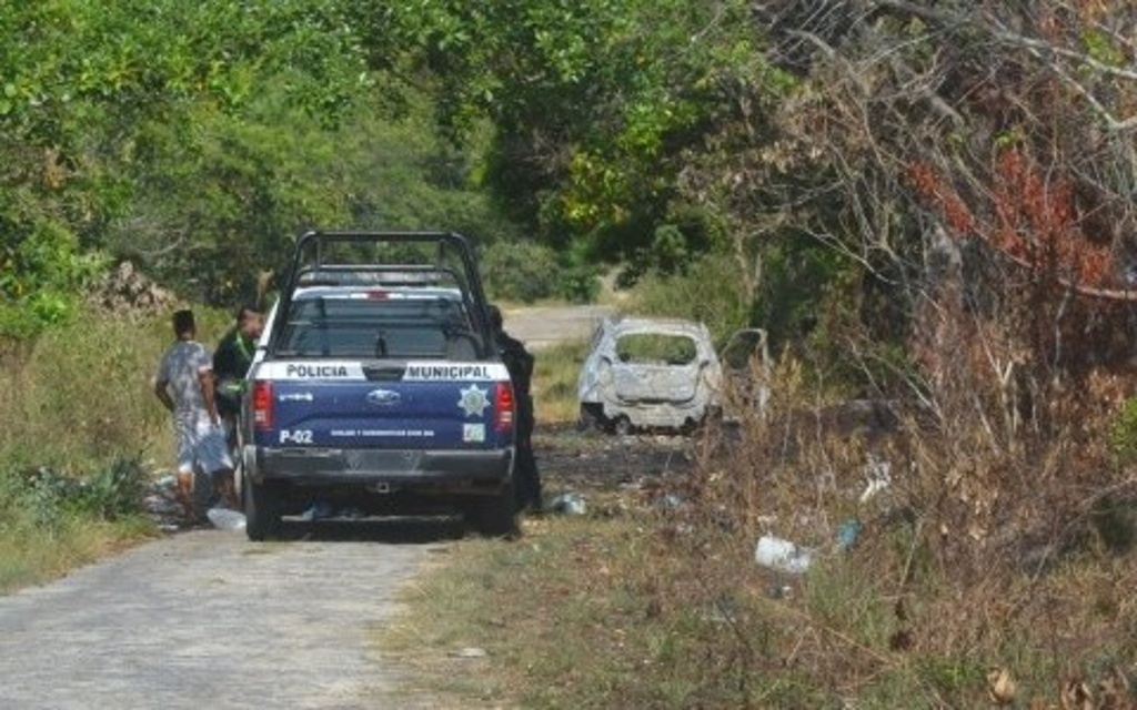 Imagen Hallan taxi calcinado con un cuerpo adentro en Agua Dulce, Veracruz 