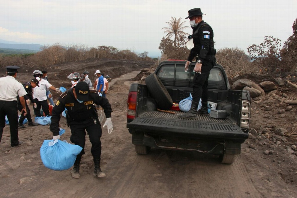 Imagen Encuentran restos de ocho personas en zona cero del Volcán de Fuego en Guatemala 
