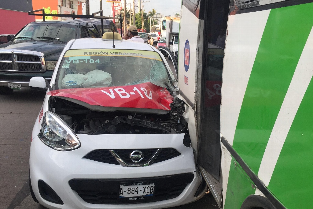 Imagen Fuerte choque entre taxi y camión urbano genera caos vial en Veracruz