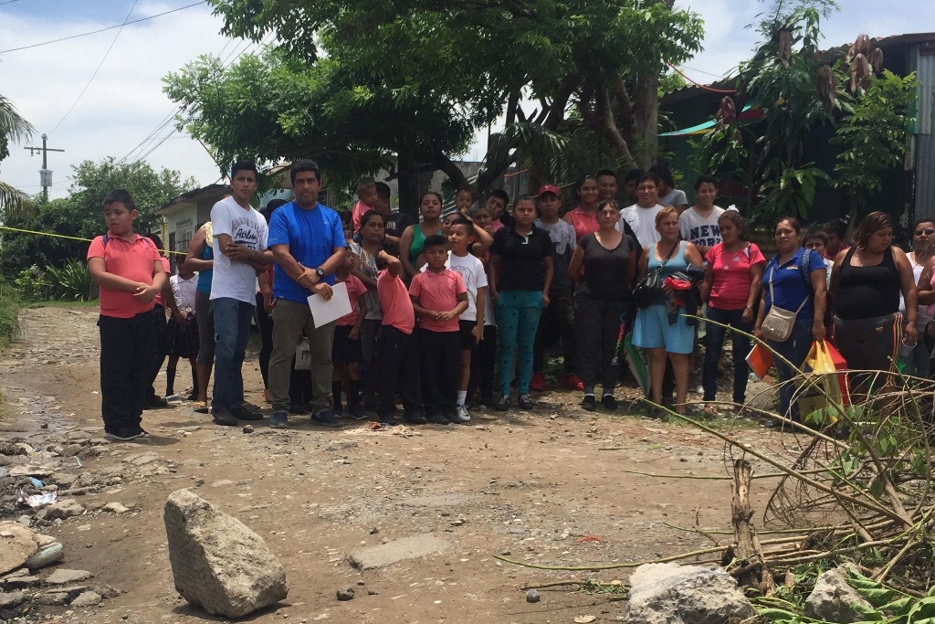 Imagen Habitantes bloquean calles de La Pochota en Veracruz; piden no pasen urbanos