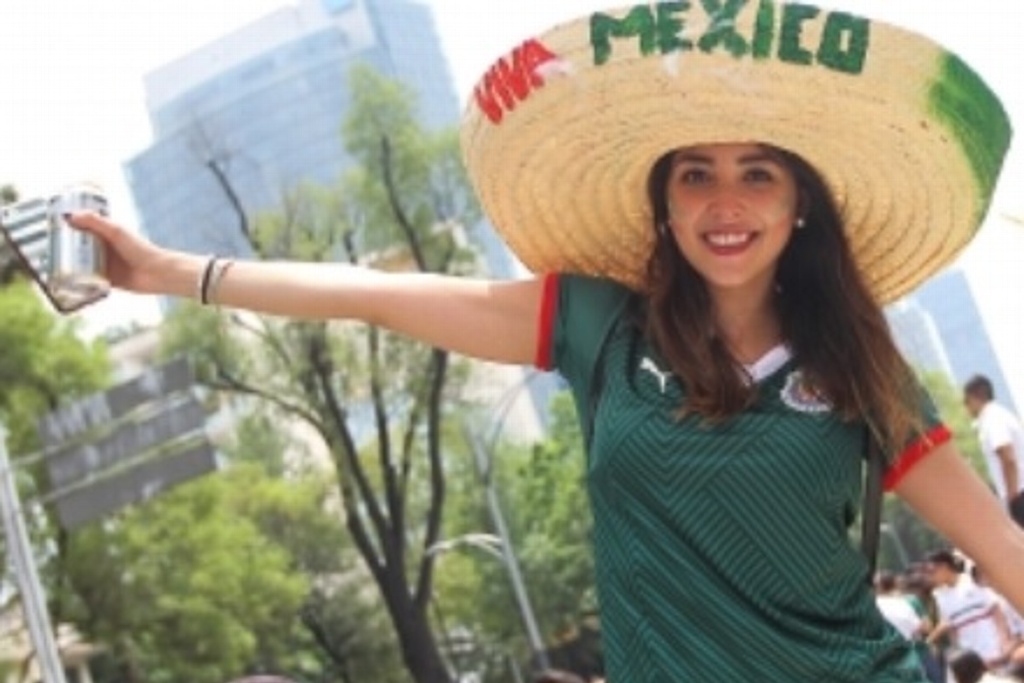 Imagen Mexicanos festejan en las afueras de la Embajada de Corea