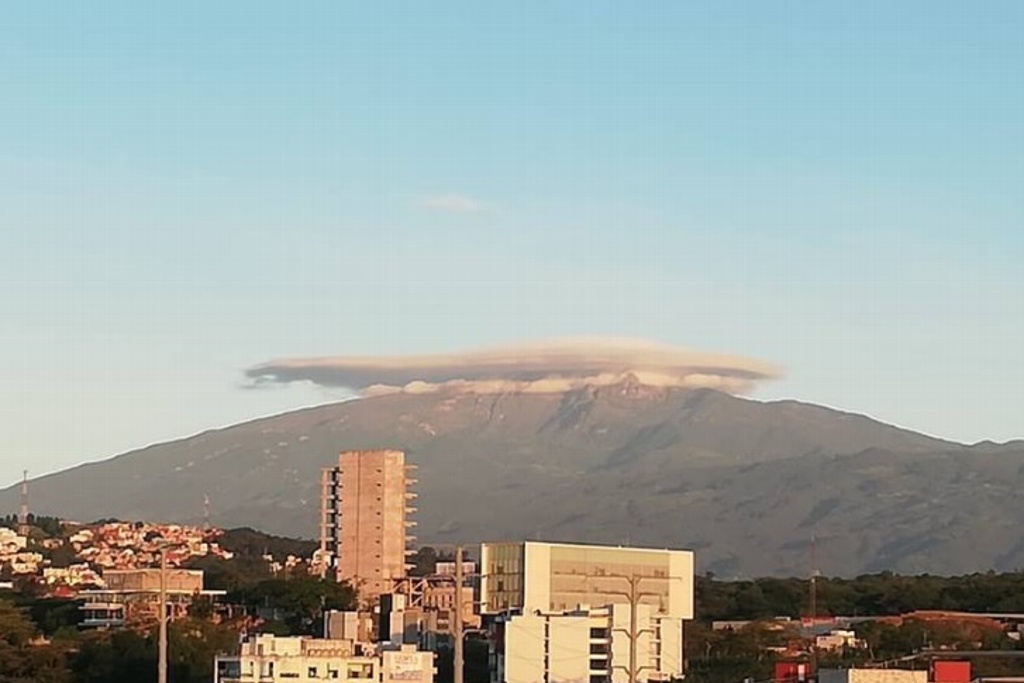 Imagen ¿Generará tormentas la nube lenticularis que se aprecia sobre el Cofre de Perote? 