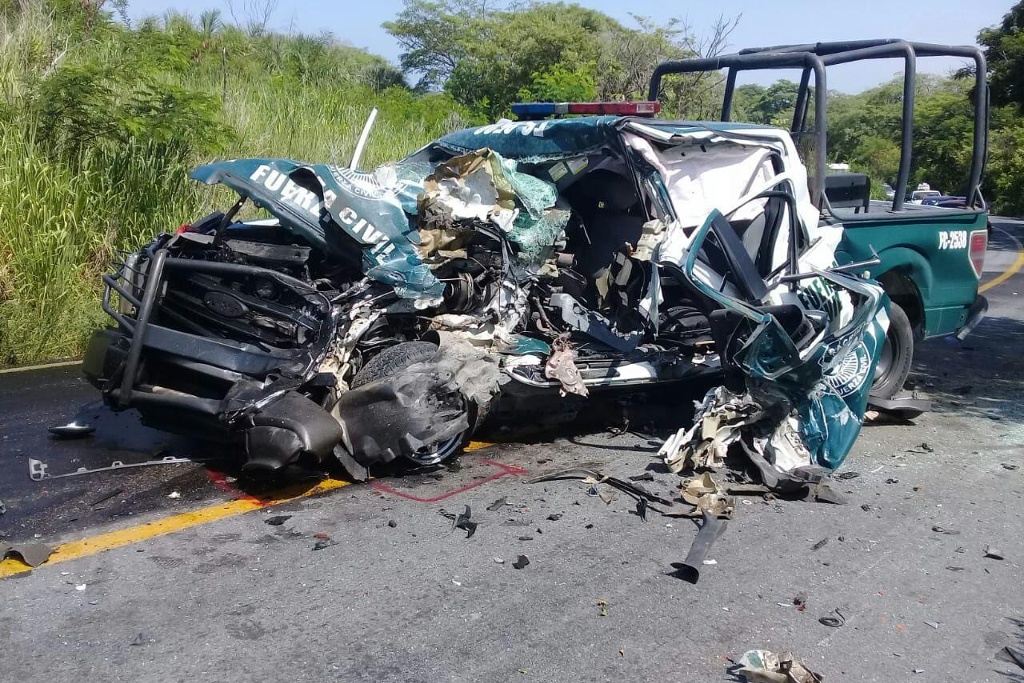 Imagen Patrulla de la Fuerza Civil choca contra camión en la Poza Rica-Veracruz; un muerto