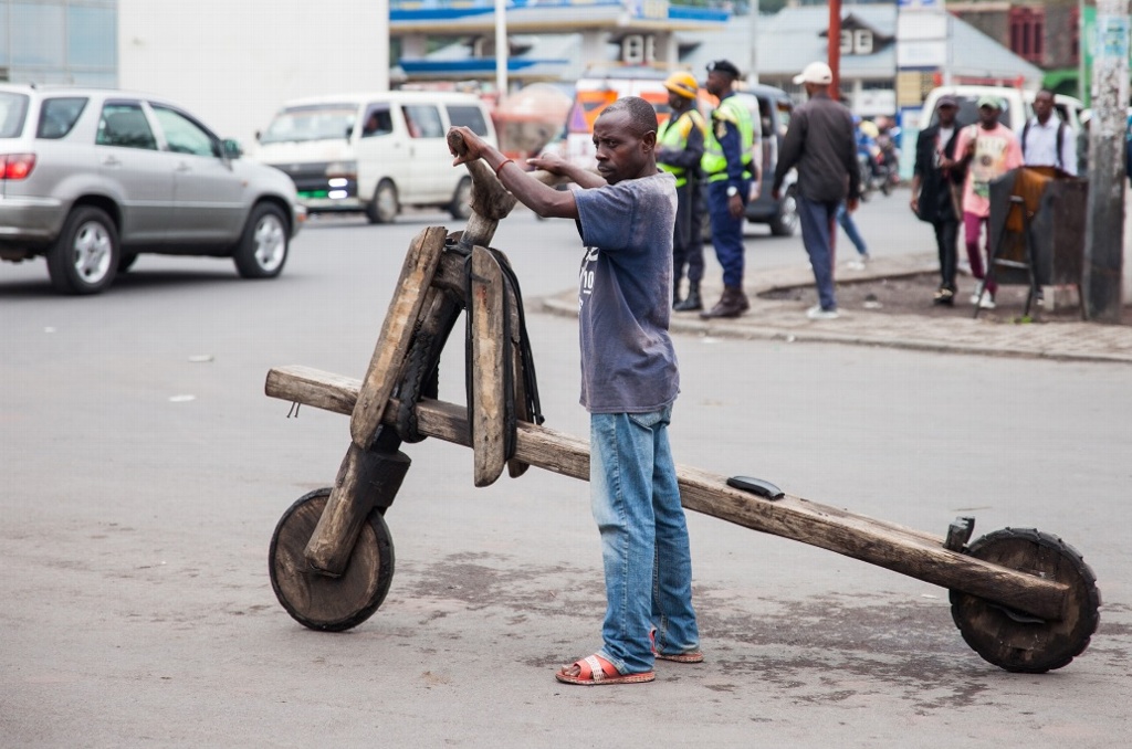 Imagen Conoce el chikudu, un patín de madera que soporta la economía de todo un pueblo