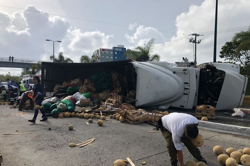 Vuelca tráiler cargado de frutas y verduras en Xalapa; la gente ayuda a ...