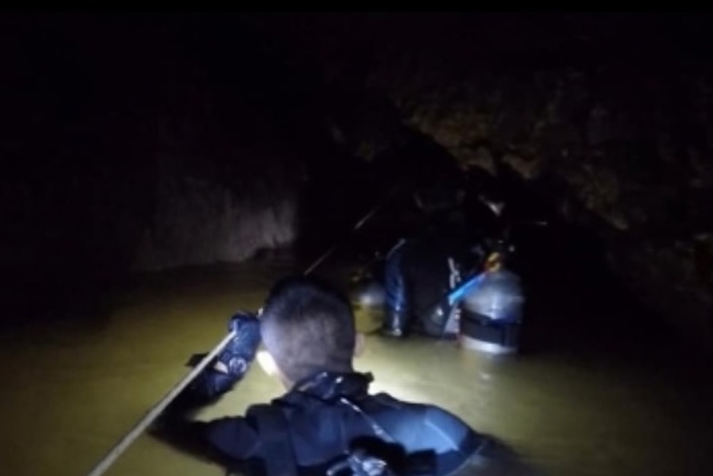 Imagen Salen con vida los 12 niños y su entrenador de cueva en Tailandia