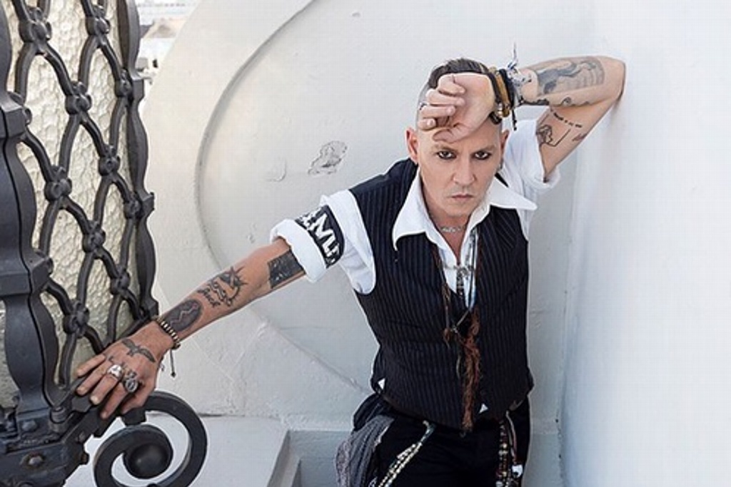 Imagen Demandan a Johnny Depp por agredir a integrante de la producción de 