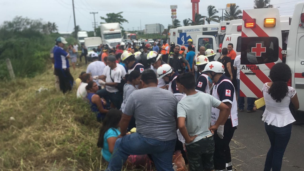 Imagen Reporta PC Municipal 25 lesionados en volcadura en carretera Veracruz-Cardel (+fotos)