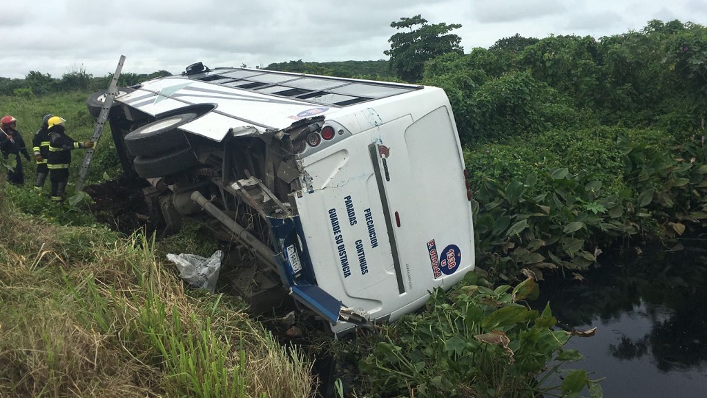 Imagen Confirma chofer de camión urbano que fue impactado por un tráiler en carretera Veracruz-Cardel (+fotos y video)