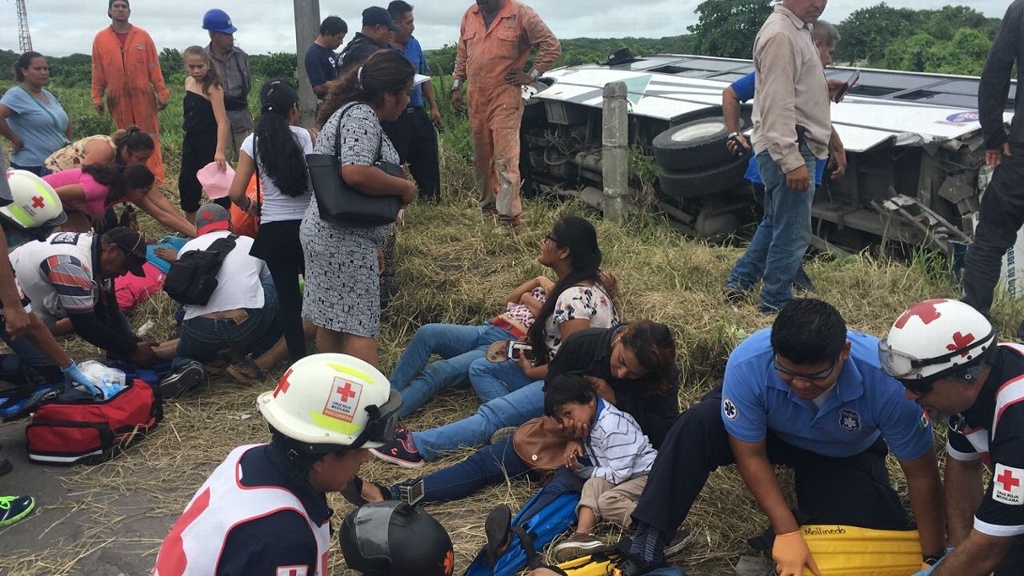 Imagen Dos menores entre los lesionados de la volcadura de camión de transporte público en Veracruz