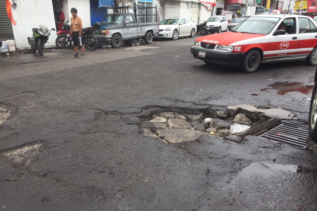 Imagen Comerciantes de mercado Hidalgo reportan mal estado de la calle González Pagés en Veracruz