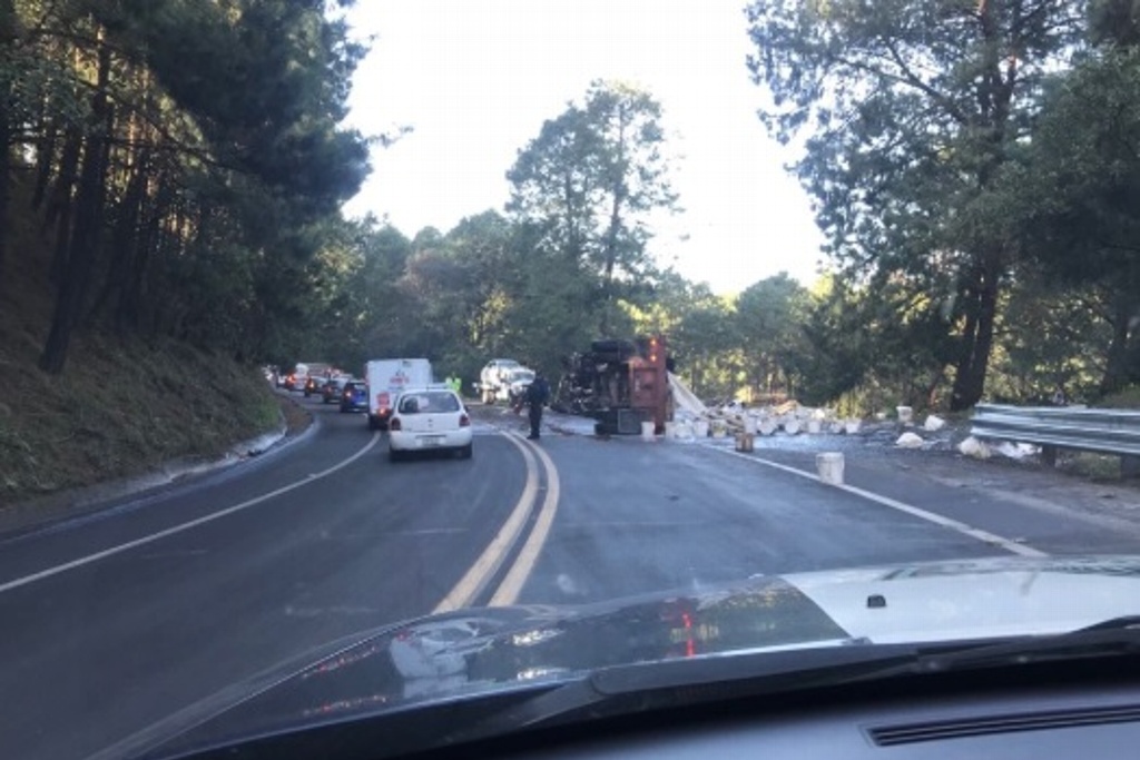 Imagen Cierre por aparatoso accidente en carretera San Hipólito-Xalapa, con dirección hacia Perote, Veracruz 
