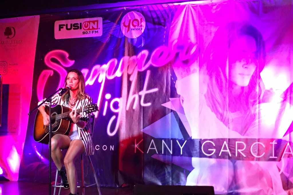 Imagen Kany García pone a cantar a Veracruz en el “Summer Night” de Fusión y Ya! FM (+fotos y videos)