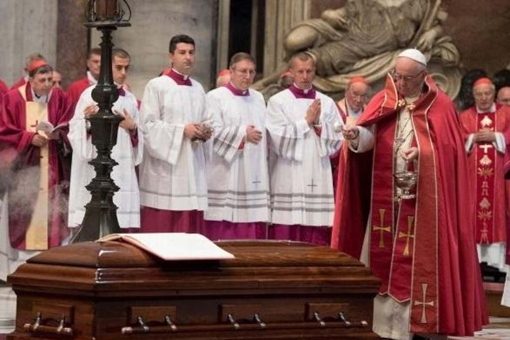 Imagen Francisco da último adiós a cardenal que anunció su elección papal (+Vídeo)