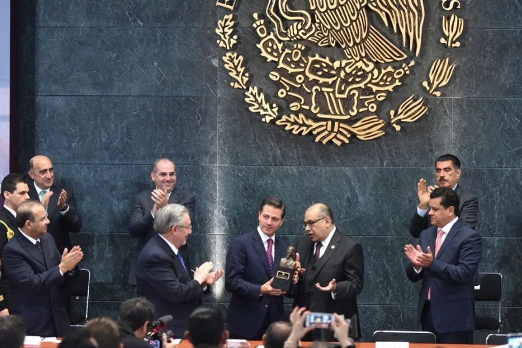 Imagen Reconocen a Peña Nieto con estatuilla Ignacio Ramírez “El Nigromante”