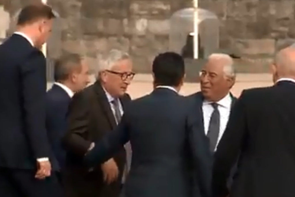 Imagen Presidente de la Comisión Europea aparece tambaleándose en cumbre de la OTAN (+video)