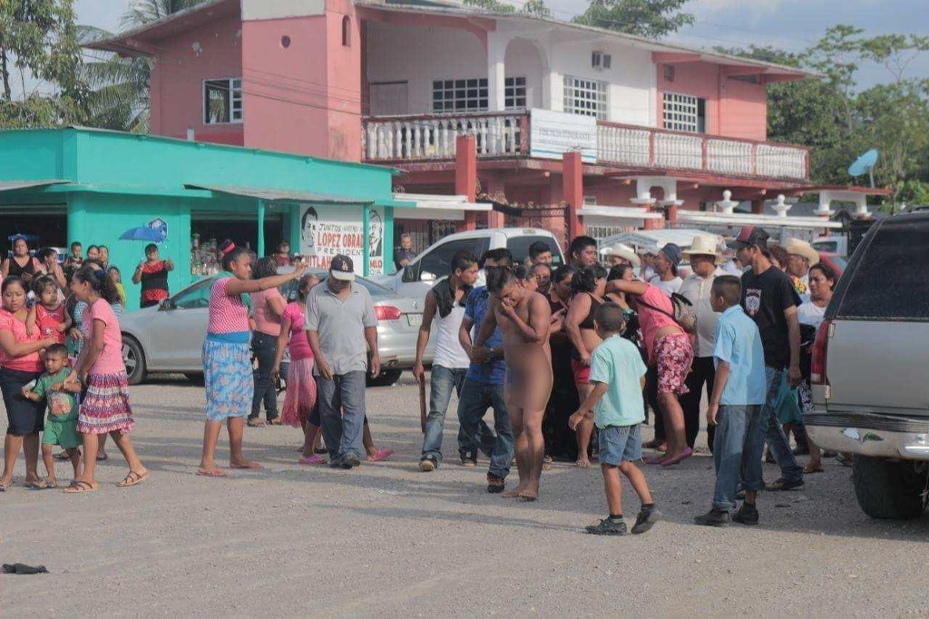 Imagen Pobladores desnudan e intentan linchar a presunto pederasta en Uxpanapa, Veracruz 