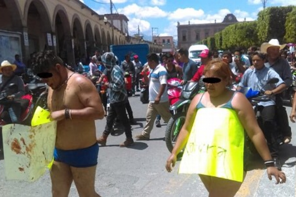 Imagen Pobladores de Hidalgo pasean desnudos a presuntos defraudadores