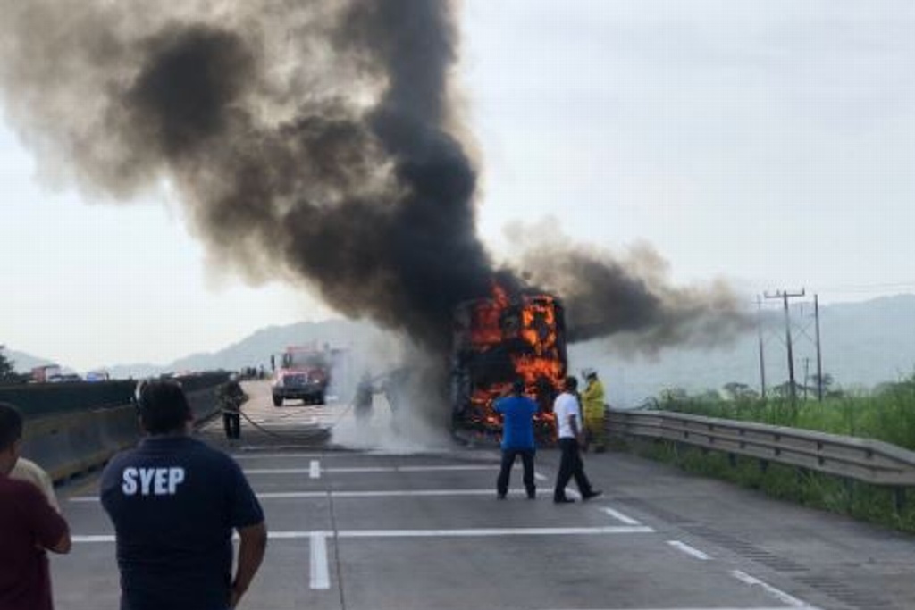 Imagen Se incendia autobús en la autopista Córdoba-Veracruz; hay cierre vial (+fotos)