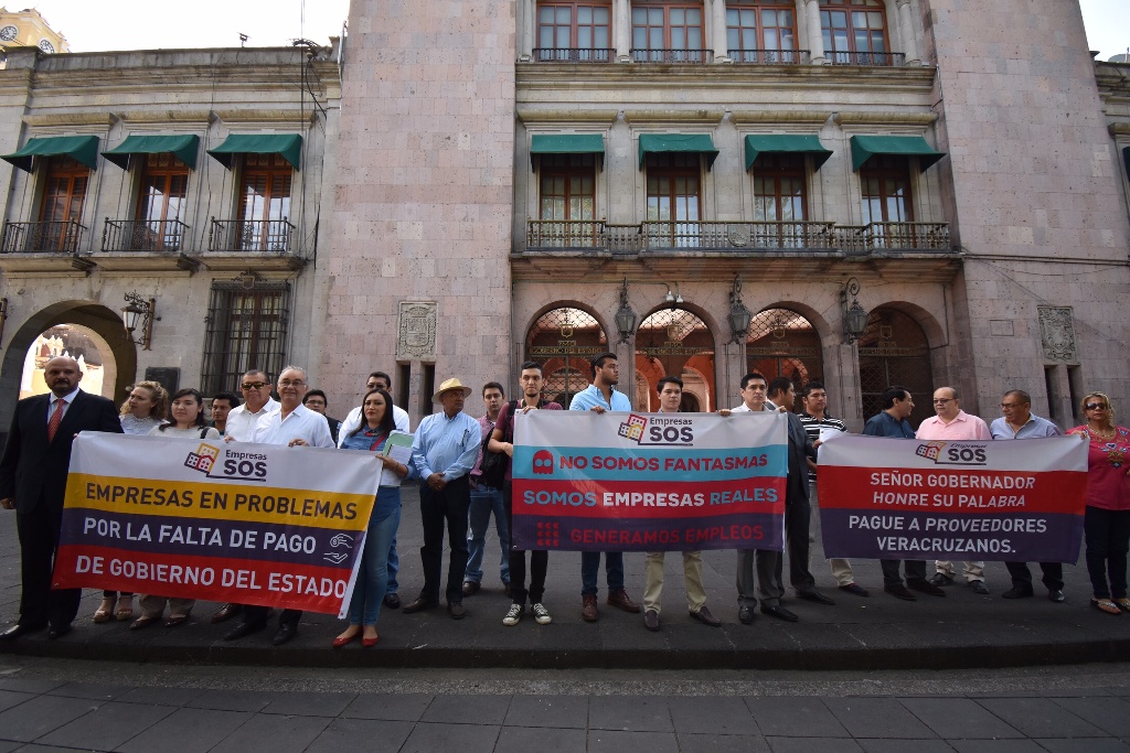 Imagen Empresarios de Veracruz se manifiestan en Palacio de Gobierno, exigen pagos pendientes (+fotos)