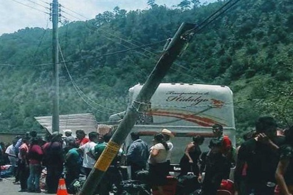 Imagen Autobús de pasajeros se impacta contra vivienda en carretera Zongolica – Orizaba, hay un lesionado
