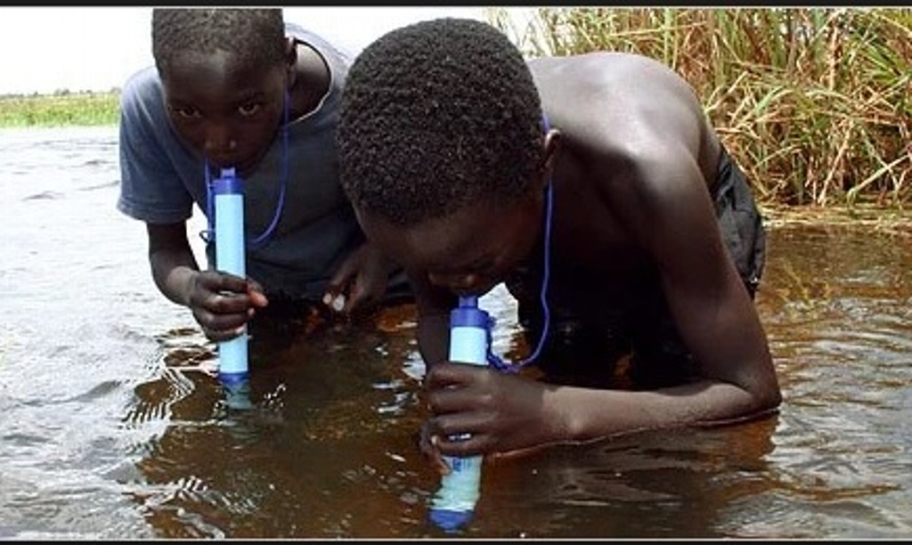 Imagen Crean tubo que limpia agua contaminada al instante